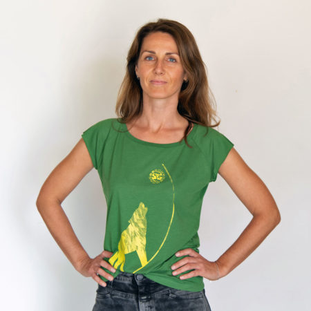 SG SNOWBOARDS T-Shirt Howling Wolf Green Women Photo SG SNOWBOARDS Stefan Martin Lusser